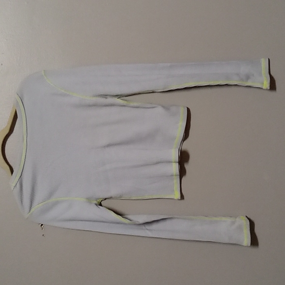 Wild Fable XXL light weight sweater, light blue coloring with neon green stitch. - Picture 4 of 4